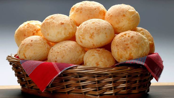Cesto de pão de queijo quentinho